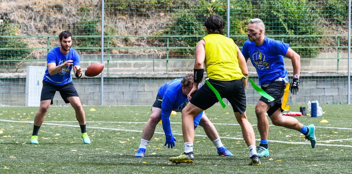 Quarterback passzt indít, a védelem zárja a támadó vonalát