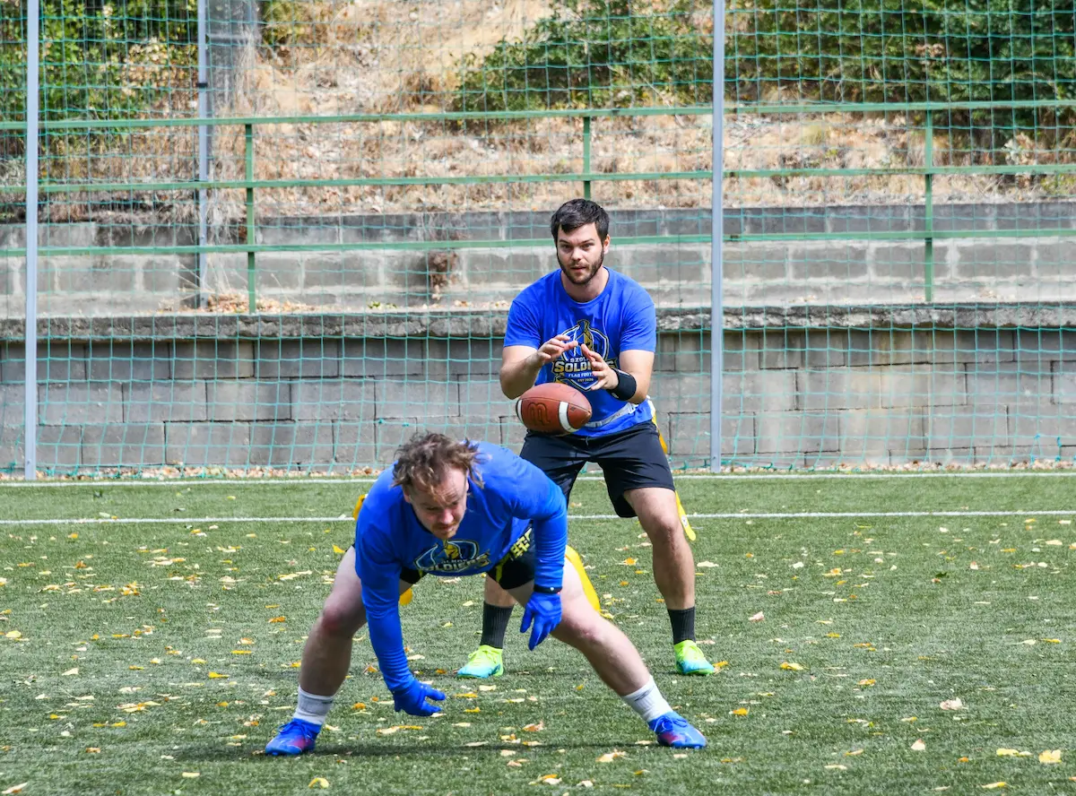 Snap a centertől: a quarterback átveszi a labdát